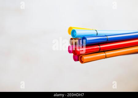 Ampio gruppo di marcatori di disegno colorati per lo schizzo su sfondo bianco Foto Stock
