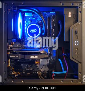 Unità di sistema a computer aperto con raffreddamento ad acqua chiaro al neon blu - Mosca, Russia, 23 dicembre 2020 Foto Stock