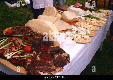 Antipasti freschi fatti in azienda serviti in occasione di un evento nella campagna della Romania Foto Stock