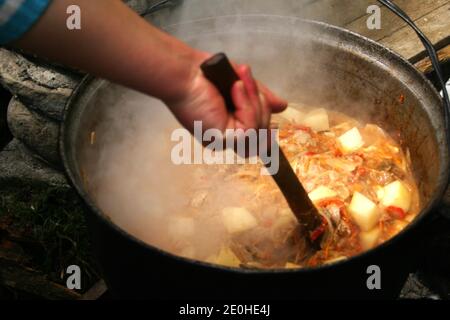 Contea di Buzau, Romania. Stufato di agnello tradizionale cucinato in un calderone. Foto Stock