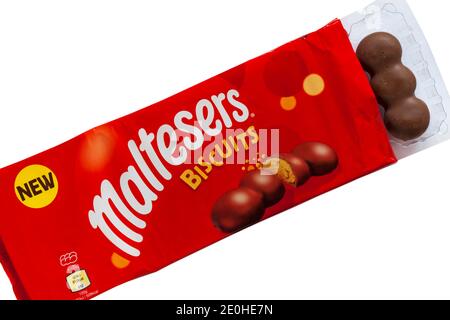 Pacchetto di nuovi biscotti Maltesers aperto per mostrare il set di contenuti su sfondo bianco - biscotti contenenti pezzi croccanti a nido d'ape rivestiti nel cioccolato al latte Foto Stock