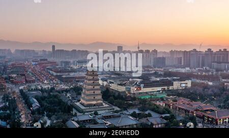 XI'an. 1 gennaio 2021. La foto aerea scattata il 1 gennaio 2021 mostra lo scenario del tramonto a Xi'an, nella provincia di Shaanxi, nella Cina nord-occidentale. Credit: Tao Ming/Xinhua/Alamy Live News Foto Stock