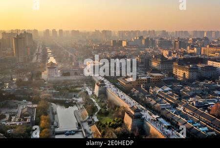 XI'an. 1 gennaio 2021. La foto aerea scattata il 1 gennaio 2021 mostra lo scenario del tramonto a Xi'an, nella provincia di Shaanxi, nella Cina nord-occidentale. Credit: Tao Ming/Xinhua/Alamy Live News Foto Stock