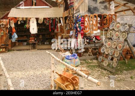 Vendita di prodotti tipici fatti a mano nella contea di Covasna, in Romania Foto Stock