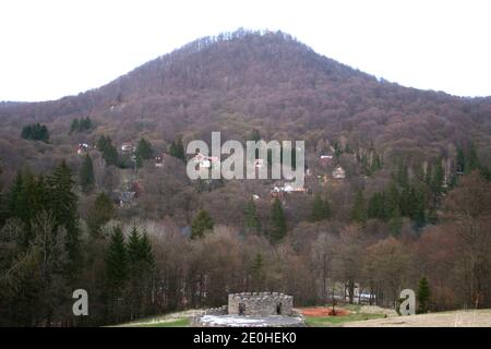 Balvanyos, Contea di Covasna, Romania. Vista del resort e delle montagne circostanti. Foto Stock