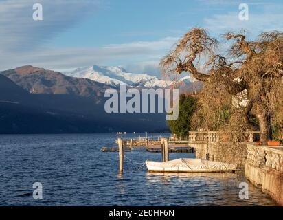 Vista panoramica delle montagne e del lago Orta.Sunny pomeriggio su Un giorno d'inverno mite. Vista mozzafiato da eleganti ville sul Sponde del lago.Piedmon Foto Stock