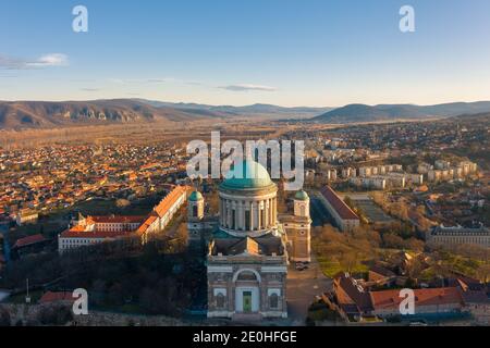 Esztergom, Ungheria - veduta aerea della bellissima Basilica di Esztergom vicino al Danubio Foto Stock