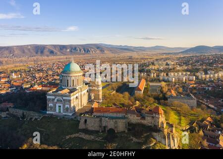 Esztergom, Ungheria - veduta aerea della bellissima Basilica di Esztergom vicino al Danubio Foto Stock