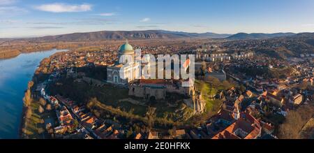 Esztergom, Ungheria - veduta aerea della bellissima Basilica di Esztergom vicino al Danubio Foto Stock