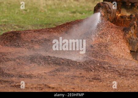 Paese di Covasna, Romania. Deposito di minerali da acqua di sorgente minerale che esce da un tubo. Foto Stock