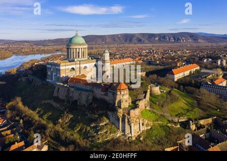 Esztergom, Ungheria - veduta aerea della bellissima Basilica di Esztergom vicino al Danubio Foto Stock