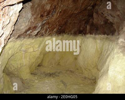 Contea di Covasna, Romania. Interno della grotta sulfurea in Turia. Foto Stock