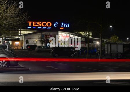 Cambridge , UK , England, 31-12-2020, negozio illuminato Supermarket con cartello illuminato. Foto Stock