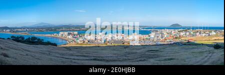 JEJU, COREA, 12 NOVEMBRE 2019: Veduta aerea del villaggio di Seongsan sull'isola di Jeju, Repubblica di Corea Foto Stock