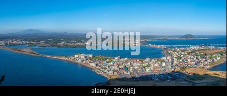 JEJU, COREA, 12 NOVEMBRE 2019: Veduta aerea del villaggio di Seongsan sull'isola di Jeju, Repubblica di Corea Foto Stock