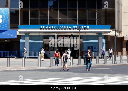 Persone all'ingresso della Stazione Penn di New York, 8th Ave/W 31st St, New York, NY Foto Stock