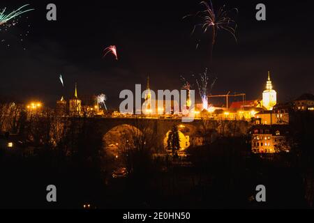 pirò con fuochi d'artificio sul paesaggio urbano di silvester 2020 2021 bautzen Foto Stock