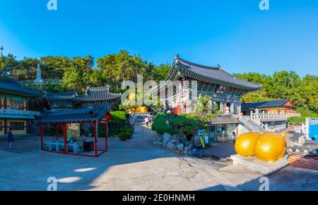 BUSAN, COREA, 30 OTTOBRE 2019: Tempio Haedong Yonggungsa a Busan, repubblica di Corea Foto Stock