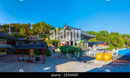 BUSAN, COREA, 30 OTTOBRE 2019: Tempio Haedong Yonggungsa a Busan, repubblica di Corea Foto Stock