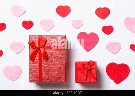 San Valentino sfondo. Con regali e cuori, in rosso, rosa e bianco, vista dall'alto. San valentin e concetto d'amore. Foto Stock