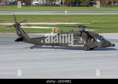 An Austria - Air Force Sikorsky S-70A-42 Blackhawk sul grembiule dell'aeroporto di Innsbruck. Foto Stock