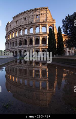 Roma, Italia. 31 dicembre 2020. Vista del Colosseo riflessa in un pozze il 31 dicembre 2020 (Foto di Matteo Nardone/Pacific Press/Sipa USA) Credit: Sipa USA/Alamy Live News Foto Stock