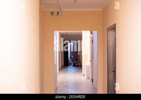 ingresso di un edificio di appartamenti, lungo corridoio in colori pastello. Acquisto e ispezione di beni immobili. Spazio di copia Foto Stock