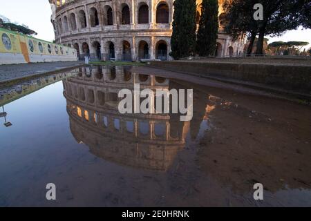Roma, Italia. 31 dicembre 2020. Vista del Colosseo riflessa in un pozze il 31 dicembre 2020 (Foto di Matteo Nardone/Pacific Press/Sipa USA) Credit: Sipa USA/Alamy Live News Foto Stock