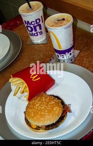 Menu hamburger da mcdonalds, consegna hamburguer a casa o preso da mcdrive Foto Stock