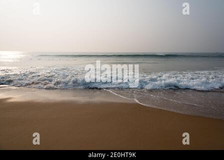 Dolci onde di un mare calmo Foto Stock