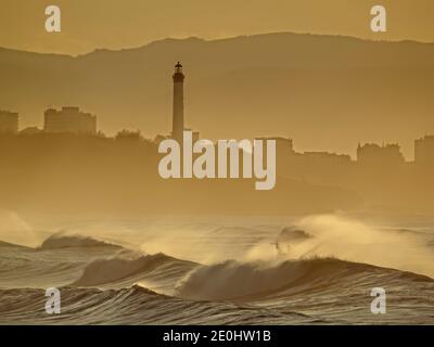 Onde e Tramonto a Biarritz, Francia Foto Stock