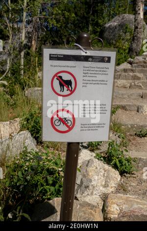Grand Teton No Dogs or Bikes Sign at trailhead Foto Stock