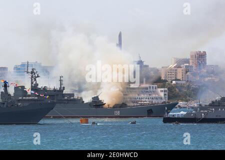 Sevastopol, Crimea, Russia - 26 luglio 2020: La grande nave da sbarco Caesar Kunikov spara dal sistema di razzi a lancio multiplo Grad-M alla parata in hon Foto Stock