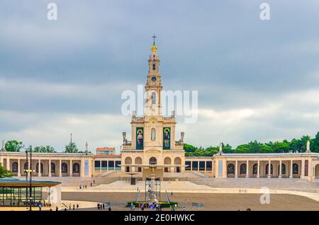 Fatima, Portogallo, 22 giugno 2017: Santuario di nostra Signora di Fatima con Basilica di nostra Signora del Rosario Chiesa cattolica con colonnato in storia Foto Stock