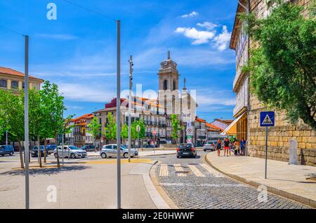 Guimaraes, Portogallo, 24 giugno 2017: Basilica di San Pietro o Bas lica de Sao Pedro edificio della chiesa cattolica in piazza Largo do Toural nel centro storico della città di Guimaraes, cielo blu sfondo Foto Stock