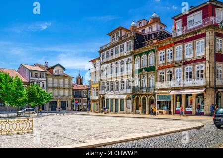 Guimaraes, Portogallo, 24 giugno 2017: Piazza Largo do Toural con colorati edifici tipici e case multicolore nella città di Guimaraes histo Foto Stock