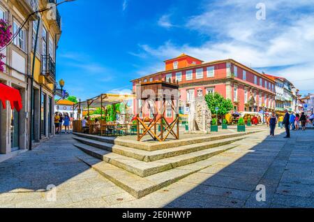 Guimaraes, Portogallo, 24 giugno 2017: Ristoranti di strada e Palazzo della Corte d'appello in piazza Largo do Misericordia nel centro storico della città di Guimaraes, sfondo blu cielo Foto Stock