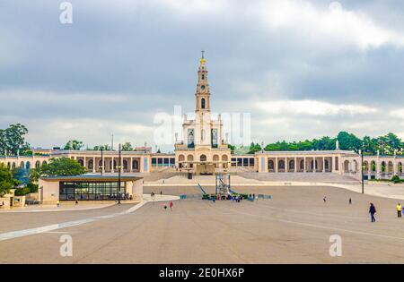 Fatima, Portogallo, 22 giugno 2017: Santuario di nostra Signora di Fatima con Basilica di nostra Signora del Rosario Chiesa cattolica con colonnato nel centro storico della città Foto Stock