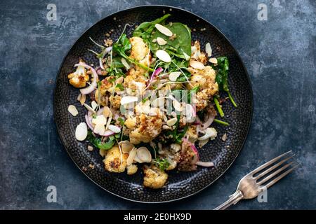 Insalata vegana con cavolfiore arrosto e quinoa Foto Stock