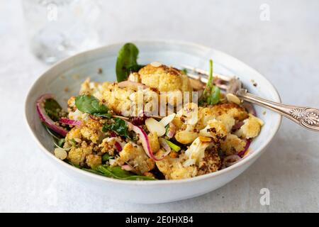 Insalata vegana con cavolfiore arrosto e quinoa Foto Stock