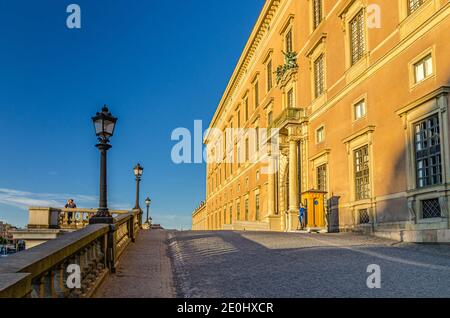 Svezia, Stoccolma, 30 maggio 2018: Guardia soldato presso la cabina postale vicino all'ingresso centrale del Palazzo reale Kungliga slottet residenza ufficiale del monarca svedese nel centro storico di Gamla Stan Old Town Foto Stock