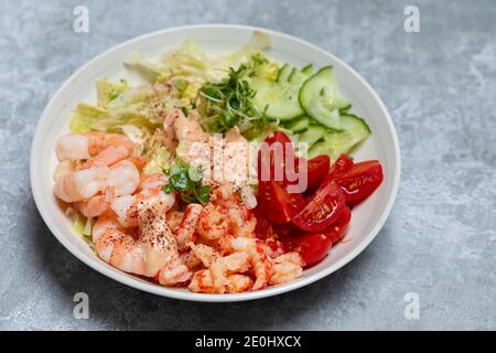 Gamberi e gamberi con insalata e salsa di pesce Foto Stock