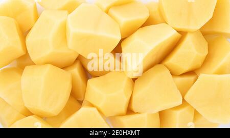 Cornice completa di patate sbucciate e tritate. Cibo sfondo. Foto Stock