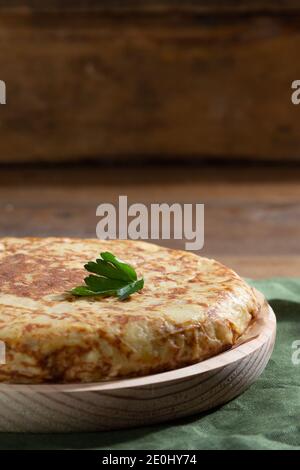 Tradizionale frittata spagnola sul tavolo di legno Foto Stock