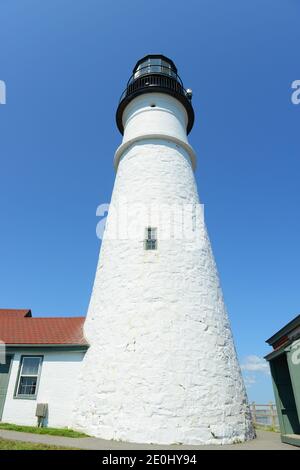 Portland Head Lighthouse and keepers' house in estate, Cape Elizabeth, Maine ME, USA Foto Stock