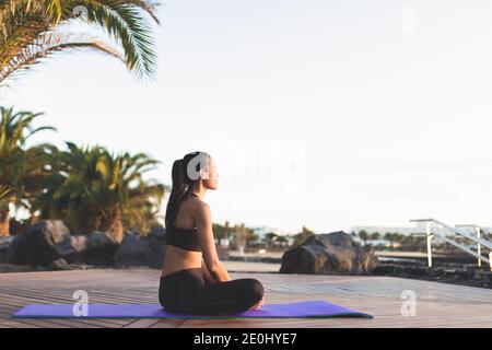 Giovane bella donna meditando all'aperto. Foto Stock