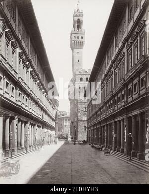 Fotografia d'annata del XIX secolo - portico della Galleria degli Uffizi, Firenze, Italia, circa 1890. Foto Stock