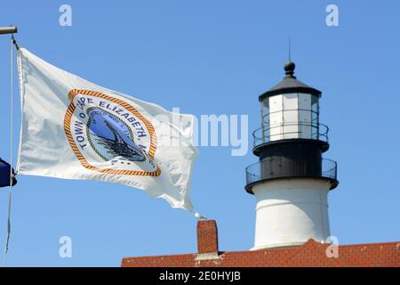 Bandiera della città di Cape Elizabeth con il faro di Portland Head sullo sfondo, Cape Elizabeth, Maine, Stati Uniti. Questo faro è stato costruito nel 1791, ed è Foto Stock