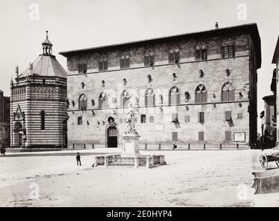 Fotografia d'epoca del XIX secolo - il Palazzo Pretorio o Palazzo del Podestà fu inizialmente eretto per ospitare le forze di polizia e di giustizia e i magistrati, e si trova di fronte alla Piazza del Duomo di Pistoia, regione Toscana, Italia. L'attuale edificio, che è principalmente una costruzione neogotica del XIX secolo, ospita ora le corti locali di Pistoia (Tribunale di Pistoia). Foto Stock