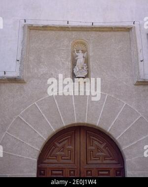 ARCO DE ENTRADA - HORNACINA CON LA IMAGEN DE LA VIRGEN DE LA ASUNCION. LOCALITÀ: IGLESIA DE LA ASUNCION. ALGETE. MADRID. SPAGNA. Foto Stock